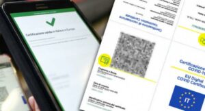 immagine di green pass digitale e cartaceo
