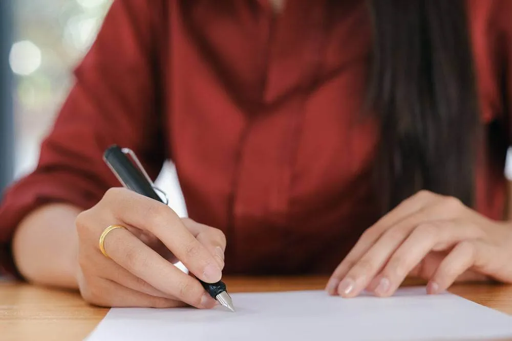 badante che firma un regolare contratto